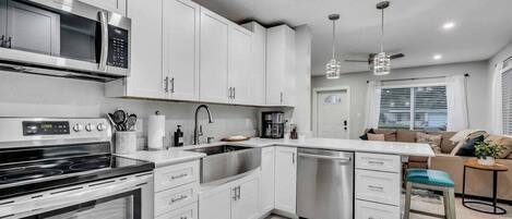 Kühlschrank, Mikrowelle, Ofen, Herdplatte