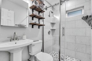 Shower, hair dryer, towels - Gulf Gate Retreat | Private Back Yard + Grill (Sarasota)