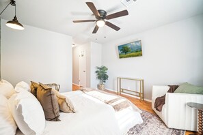 4 camere, una scrivania, ferro/asse da stiro, culla da viaggio