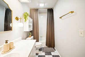 Secador de pelo, toallas, jabón, shampoo