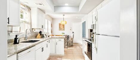 Kylskåp, mikrovågsugn, ugn och spishäll