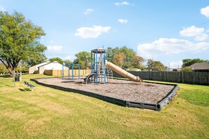 Children’s area - Cottage Charm~Sleep 10~Pool Table~FirePit~Playroom (Broken Arrow)