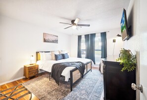 4 habitaciones, escritorio y tabla de planchar con plancha