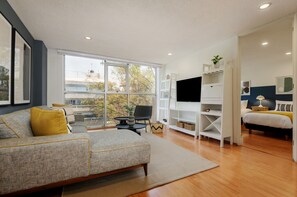 Iron/ironing board, travel cot, WiFi, bed sheets - Cozy 2BR Apartment Steps from Reforma. (Mexico City)
