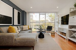 TV - Cozy 2BR Apartment Steps from Reforma. (Mexico City)