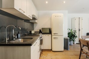 Een koelkast, een magnetron, een oven, een kookplaat
