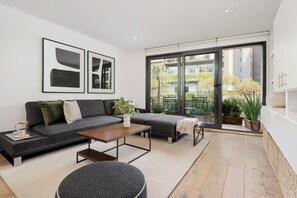 TV, stereo - Condesa Breeze: 2 bedroom Oasis (Ciudad de México)