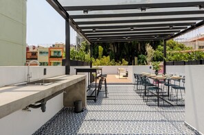 Outdoor dining - Modern avant-garde apt with balcony | Casa Malva (Ciudad de México)