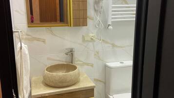 Appartement, balkon, uitzicht op de stad | Badkamer