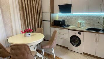 Leilighet, balkong, byutsikt | Oppholdsområde