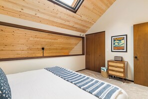 3 habitaciones, escritorio y tabla de planchar con plancha 