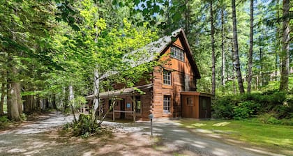 Mt Baker Treetop Cabin—River Access—Resort: Pools, Hot Tubs, Sauna, Pickleball
