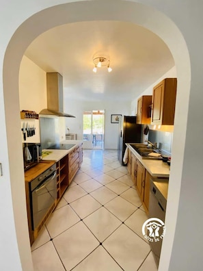 Kylskåp, mikrovågsugn, ugn och diskmaskin