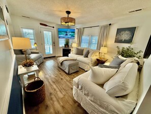 TV, fireplace - Charming 2-bdrm home in Ocean Lakes near waterpark Z34 pet friendly 8/1-8/7 open (Myrtle Beach)