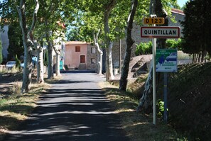 A road leading to a building with a sign indicating 'QUINTILLAN' and a 'D 123' route marker. - Les Glycines - QUINTILLAN (QUINTILLAN)