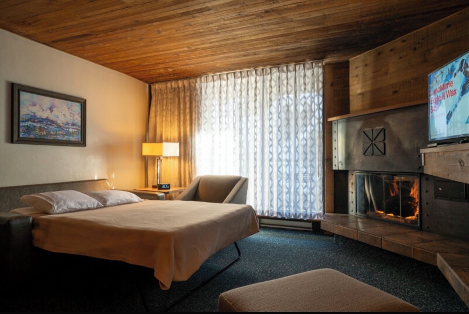 Een strijkplank/strijkijzer, wifi, beddengoed