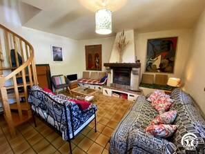 TV, fireplace - Le Gîte Pleine Nature - PADERN (PADERN)