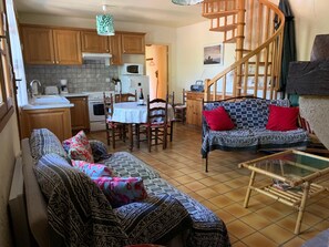 TV, fireplace - Le Gîte Pleine Nature - PADERN (PADERN)