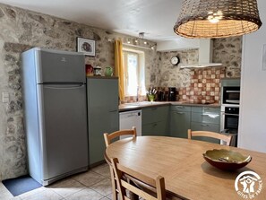 ثلاجة، ميكروويف، فرن، غسالة أطباق