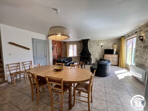 TV, fireplace - Le Vigneron - MONTGAILLARD (MONTGAILLARD)