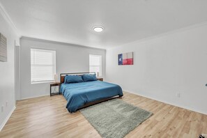 3 habitaciones, escritorio, tabla de planchar con plancha y wifi