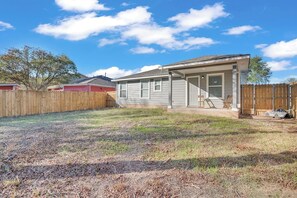 Exterior - Cozy Home Near Tesla COTA + Austin Airport (Austin)