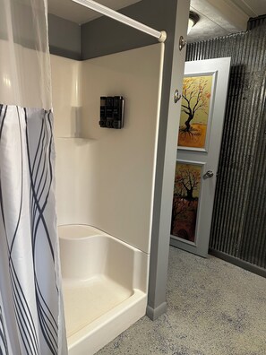 Suihku, hiustenkuivaaja, pyyhkeet, saippua