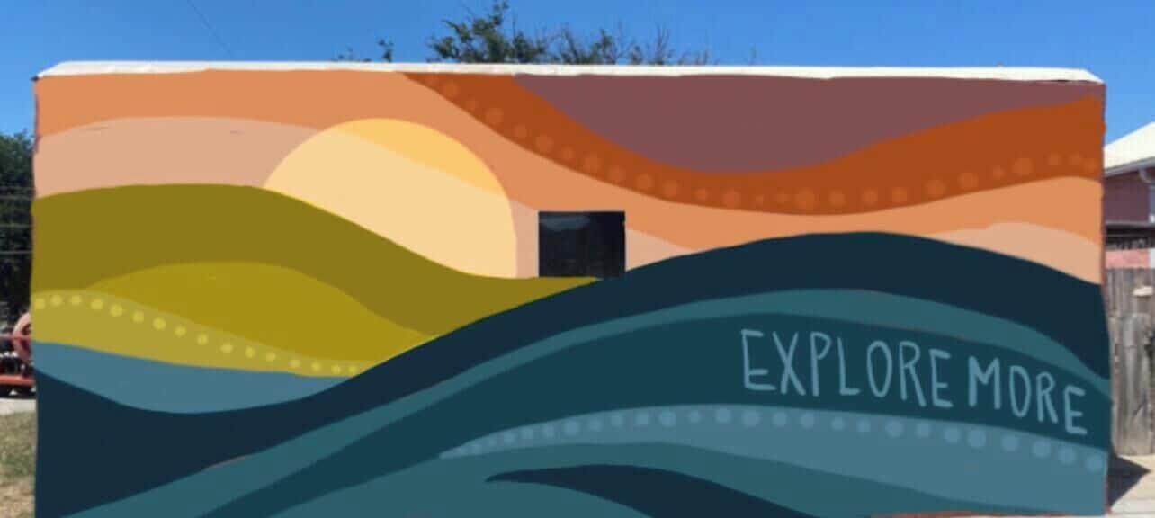 Ein farbenfrohes Wandgemälde mit dem Text "EXPLORE MORE" und dem Namen "Kelsey Adams".
