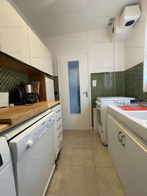 Fridge, microwave, oven, stovetop - 5AMB-03 - Apartment with swimming pool and parking (COLLIOURE)