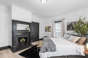 8 bedrooms, desk, iron/ironing board, free WiFi - Gorgeous home in historic Downtown Thomasville 5bd/2bath sleeps up to 15 people (Thomasville)