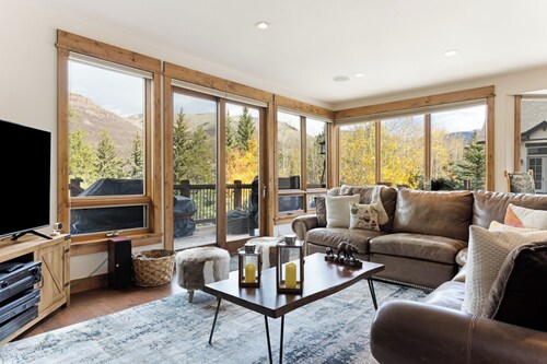 Deerpath Haus: Private Hot Tub, Game Room, 2 Living Rooms, & more!