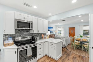 Fridge, microwave, oven, stovetop - Beautiful Melbourne Home w/ Cozy 3BR, Private backyard & Screened-in Patio! 🌴 (Melbourne)
