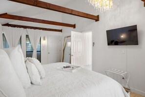 1 bedroom, iron/ironing board, WiFi, bed sheets - Prism & Petals | Couples Getaway | Walk to Cypress Falls! (Wimberley)