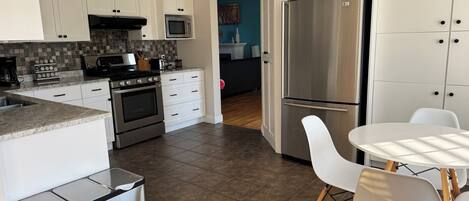 Een microgolfoven, een oven, een kookplaat, een vaatwasser