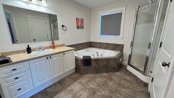 Bidet, serviettes fournies, savon, papier toilette