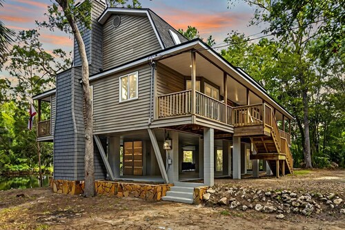 6-bedroom 4 bathroom home right on the river in Steinhatchee