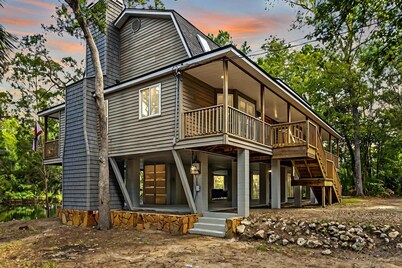 6-bedroom 4 bathroom home right on the river in Steinhatchee