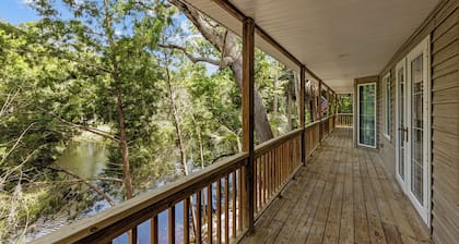 6-bedroom 4 bathroom home right on the river in Steinhatchee