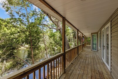 6-bedroom 4 bathroom home right on the river in Steinhatchee