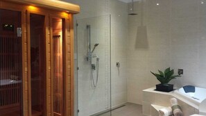 Bañera de hidromasaje, secador de pelo, toallas, jabón