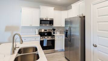 Microondas, horno, parrilla de estufa y lavavajillas