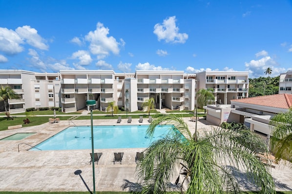 Pool - Relaxing beachfront retreat, pool view balcony near Rainforest El Yunque (Río Grande)