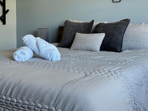Iron/ironing board, WiFi, bed sheets - Relaxing beachfront retreat, pool view balcony near Rainforest El Yunque (Río Grande)