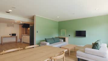 In-room safe, free WiFi, bed sheets