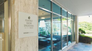 Ein Gebäudeeingang mit einem Schild, das angibt, dass es sich um das Fourteenth Hakone Sengokuhara Hotel handelt.