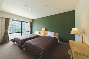 Deluxe Room, Balcony, Mountain View | Peti besi dalam bilik, Wi-fi percuma, cadar katil