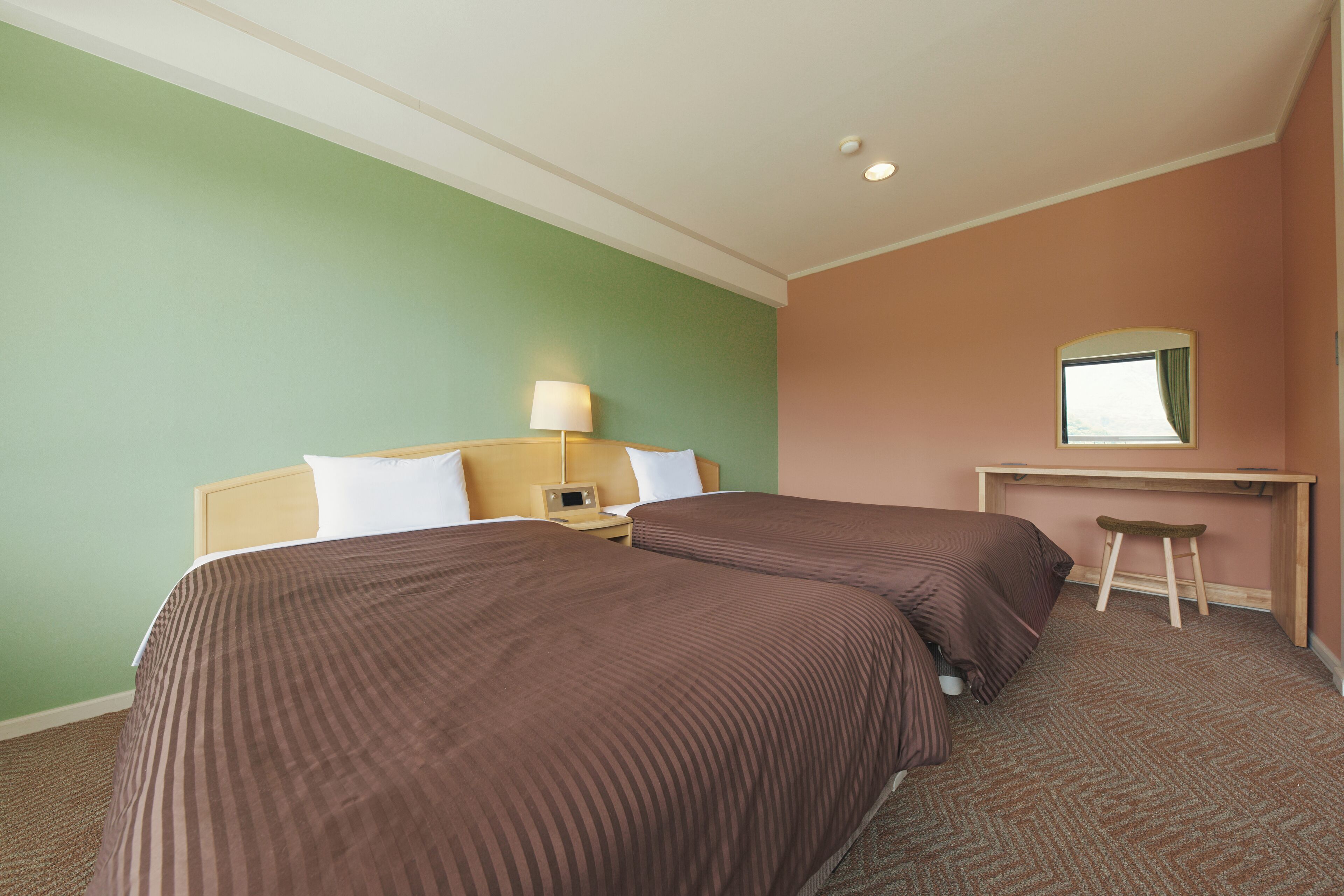 Habitación estándar, balcón, vista a la montaña | Caja de seguridad en la habitación, wifi gratis y ropa de cama 