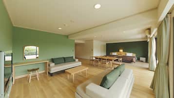 Rom – deluxe, balkong, fjellutsikt | Safe på rommet, wi-fi (inkludert) og sengetøy