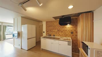 Refrigerador, microondas, utensilios de cocina