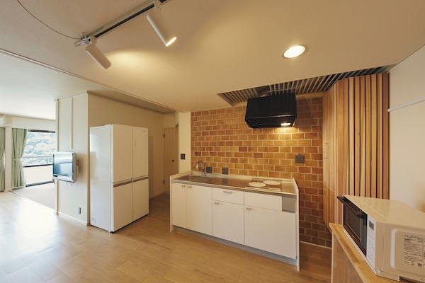 Quarto standard, sacada, vista para a montanha | Cozinha privada | Geladeira, micro-ondas, talheres/pratos/utensílios de cozinha